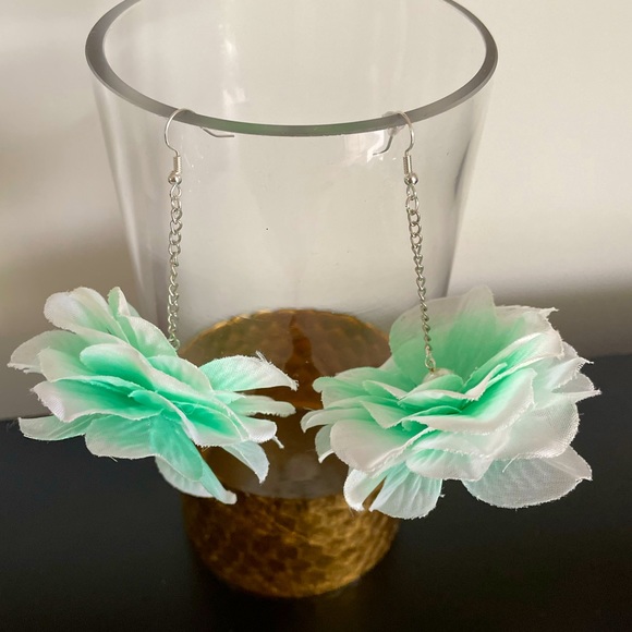 Urban Outfitters Flowers Dangle Earrings - Picture 8 of 9